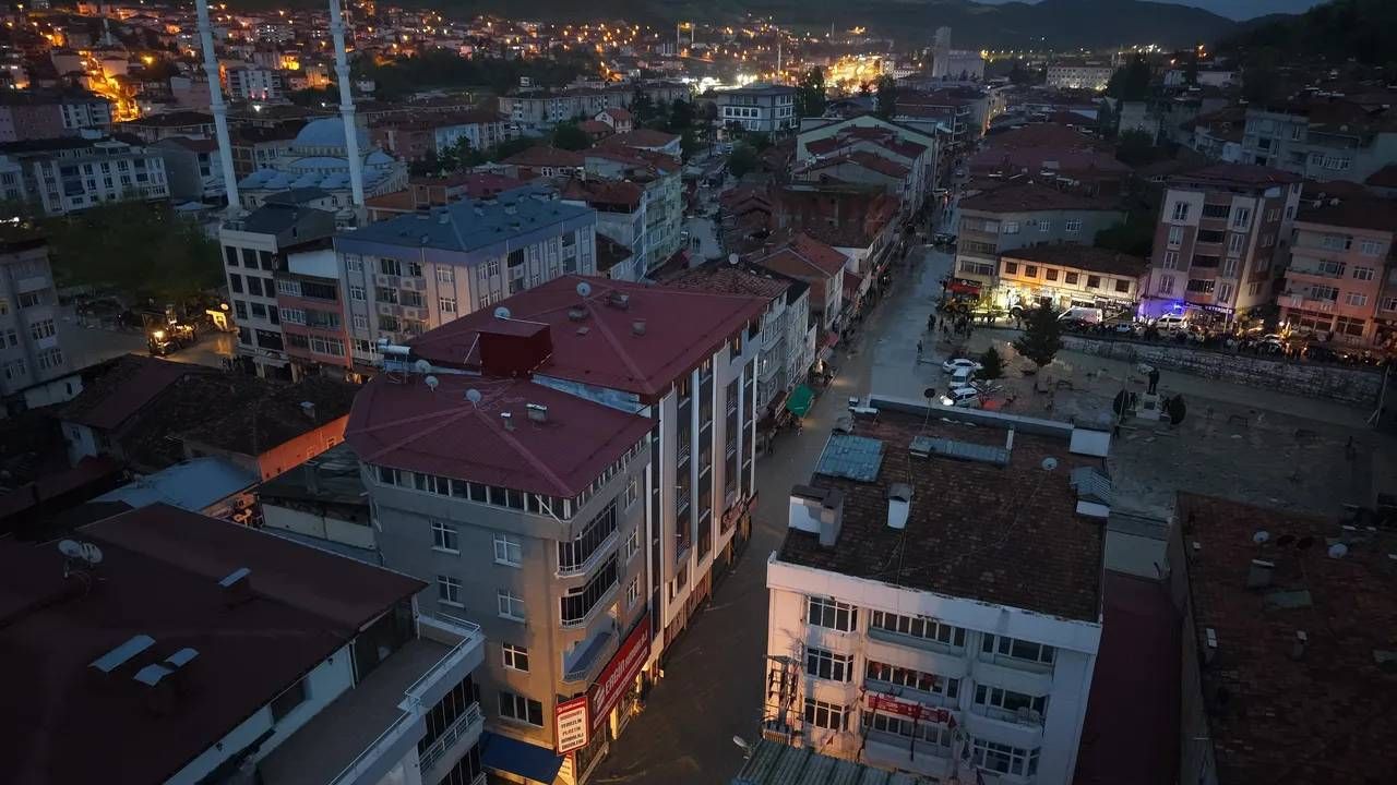 Taş üstünde taş kalmadı! O ilimize sağanak vurdu, arabalar sele kapıldı: Çok sayıda yaralı var 4