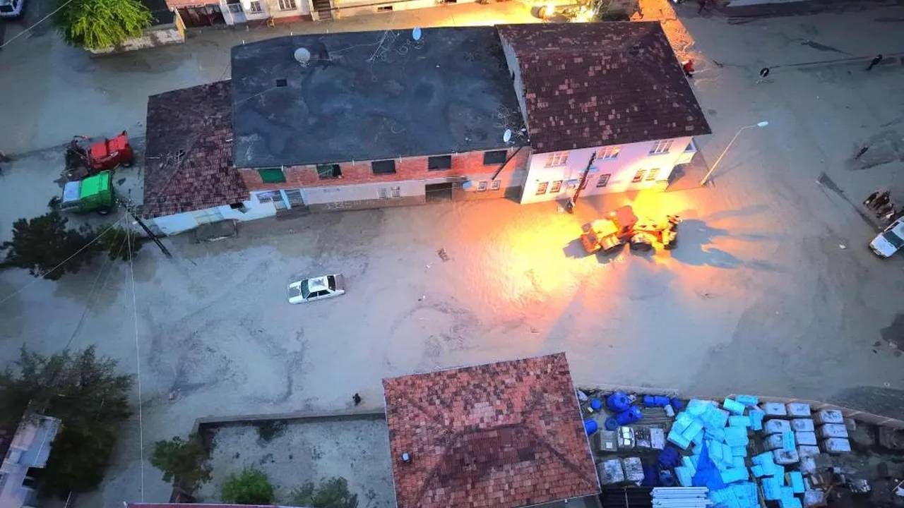 Taş üstünde taş kalmadı! O ilimize sağanak vurdu, arabalar sele kapıldı: Çok sayıda yaralı var 1