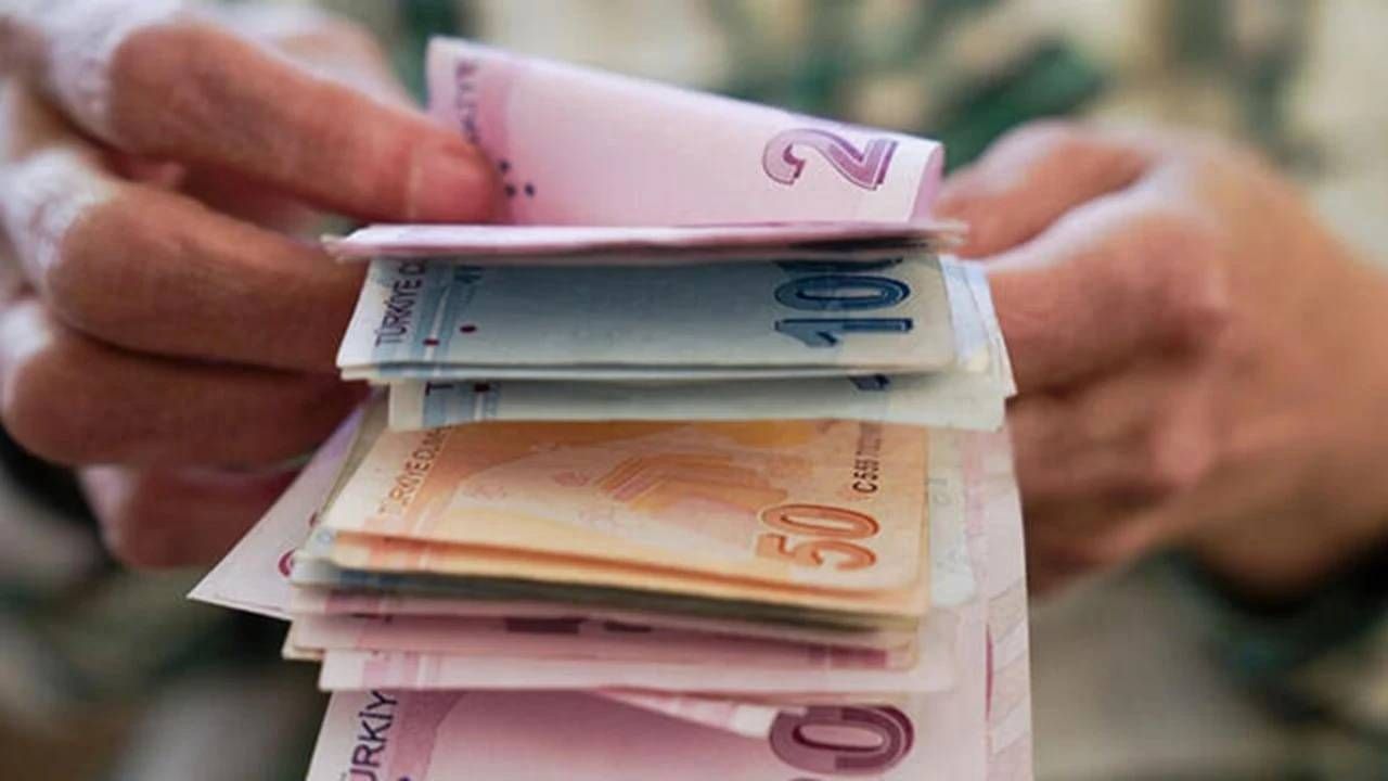 Milyonlarca emekli diken üstünde! Mahkemeden emsal karar: Emekli maaşına bloke konabilecek 3