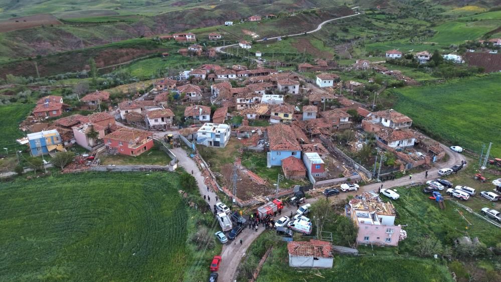 Çorum'da hortum: Evler hasar gördü, 5 kişi yaralandı 3