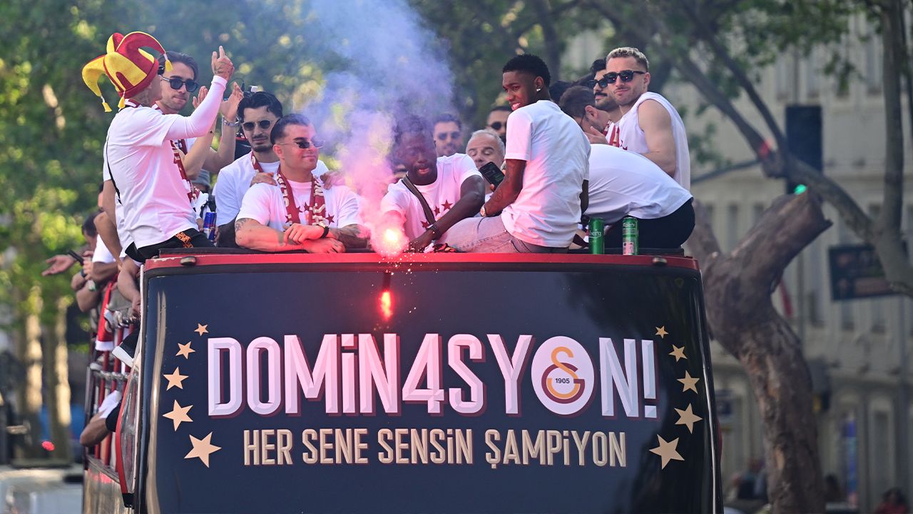 Galatasaray'ın şampiyonluk turundan kareler 14