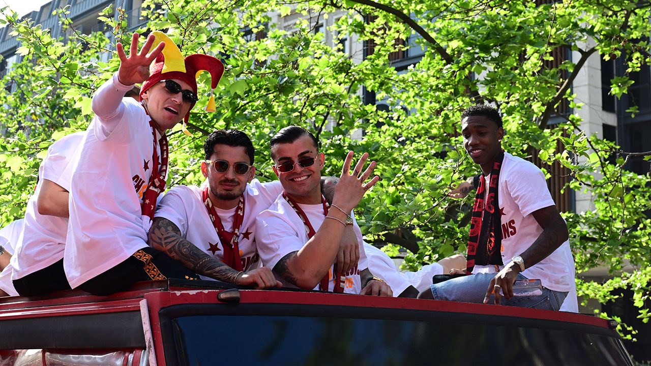 Galatasaray'ın şampiyonluk turundan kareler 12