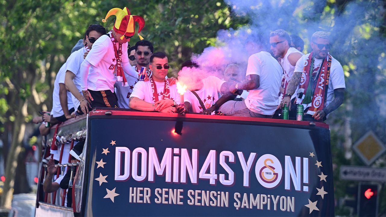 Galatasaray'ın şampiyonluk turundan kareler 11