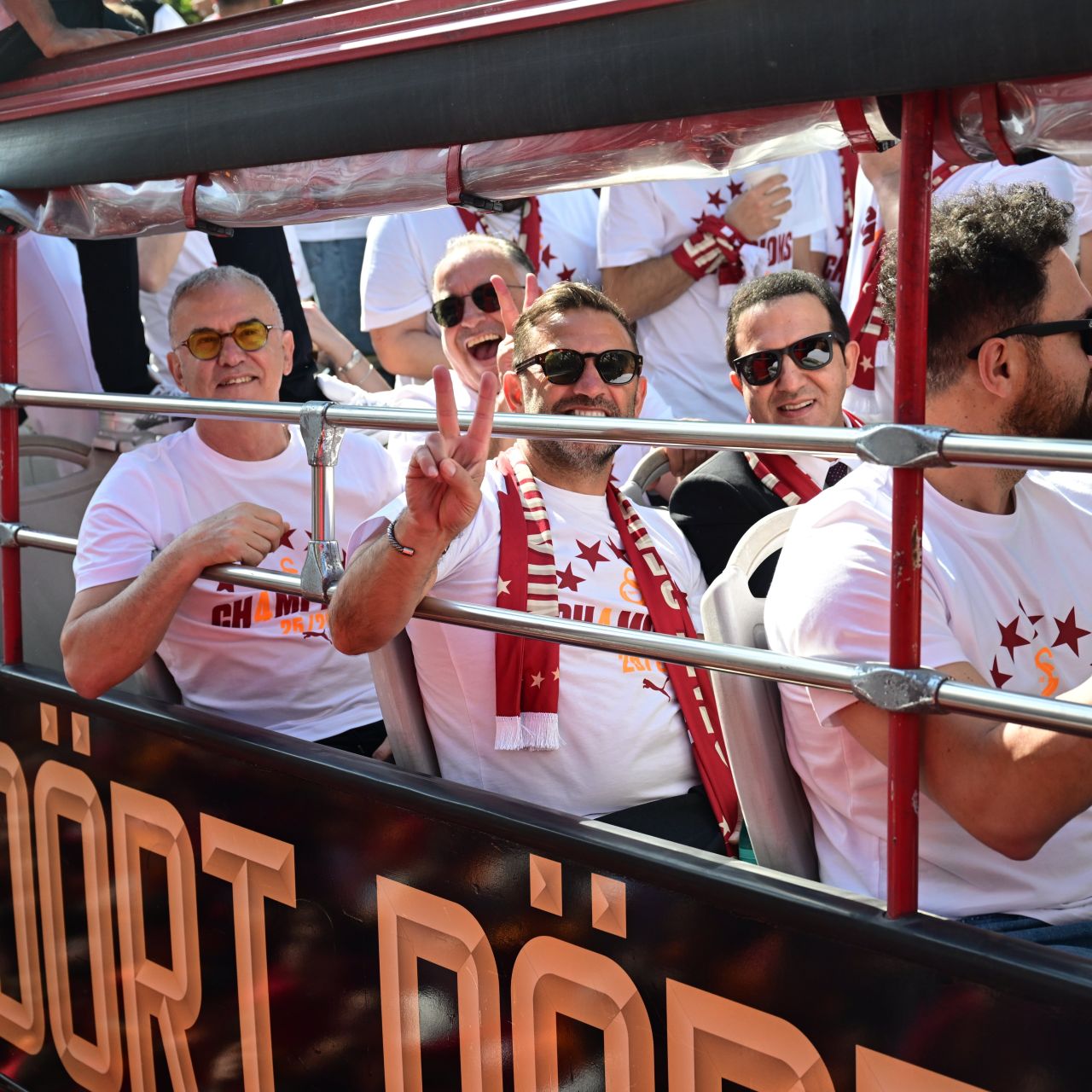 Galatasaray'ın şampiyonluk turundan kareler 9