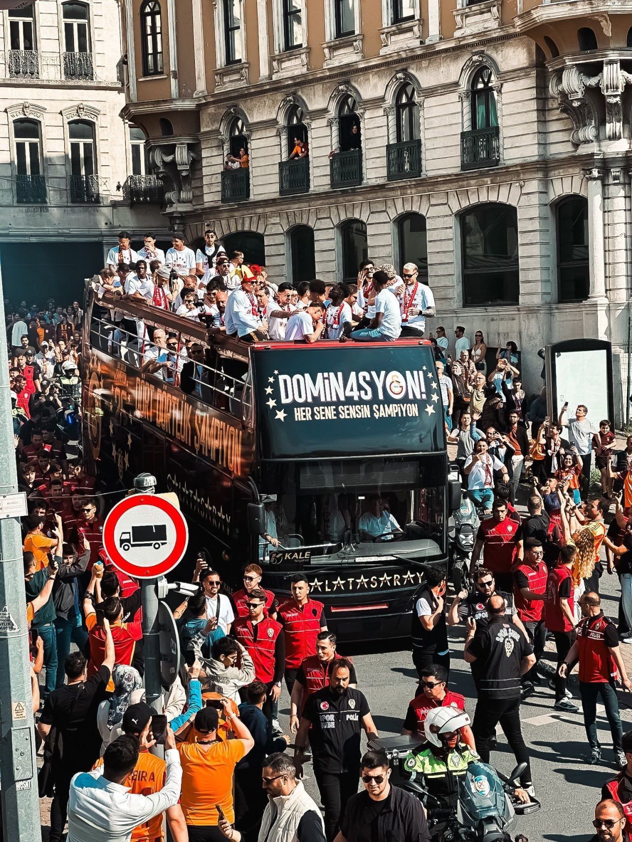 Galatasaray'ın şampiyonluk turundan kareler 2