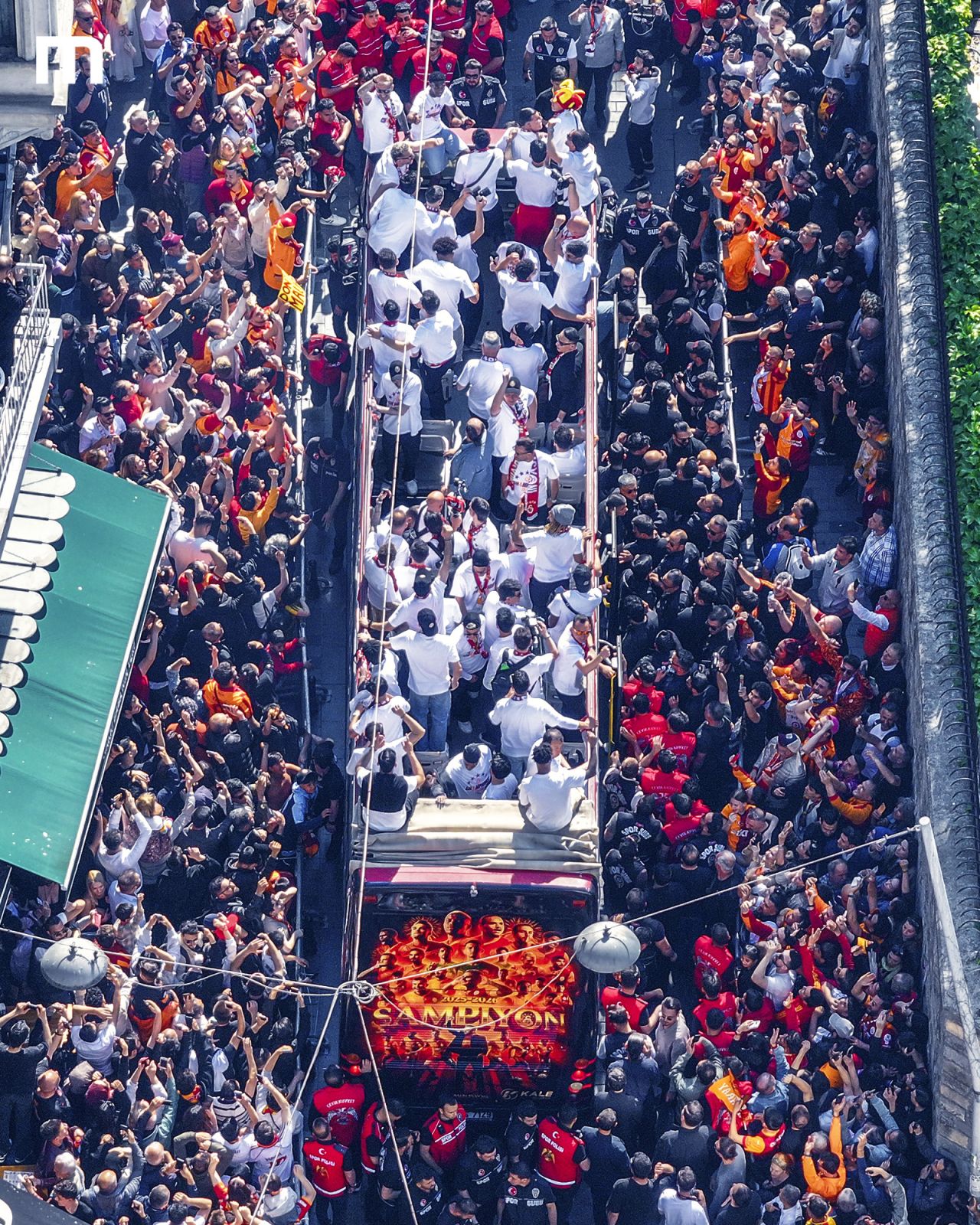 Galatasaray'ın şampiyonluk turundan kareler 10