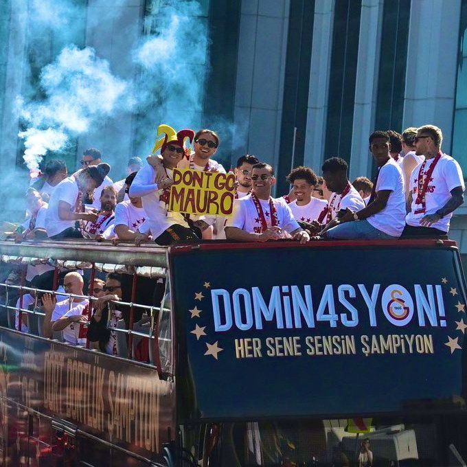 Galatasaray'ın şampiyonluk turundan kareler 6