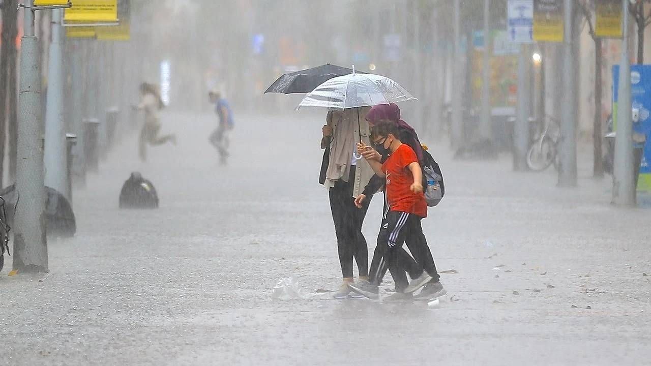 AKOM ve Meteoroloji'den son dakika uyarısı: İstanbul'da sağanak için saat verildi! Bir anda vuracak... 5