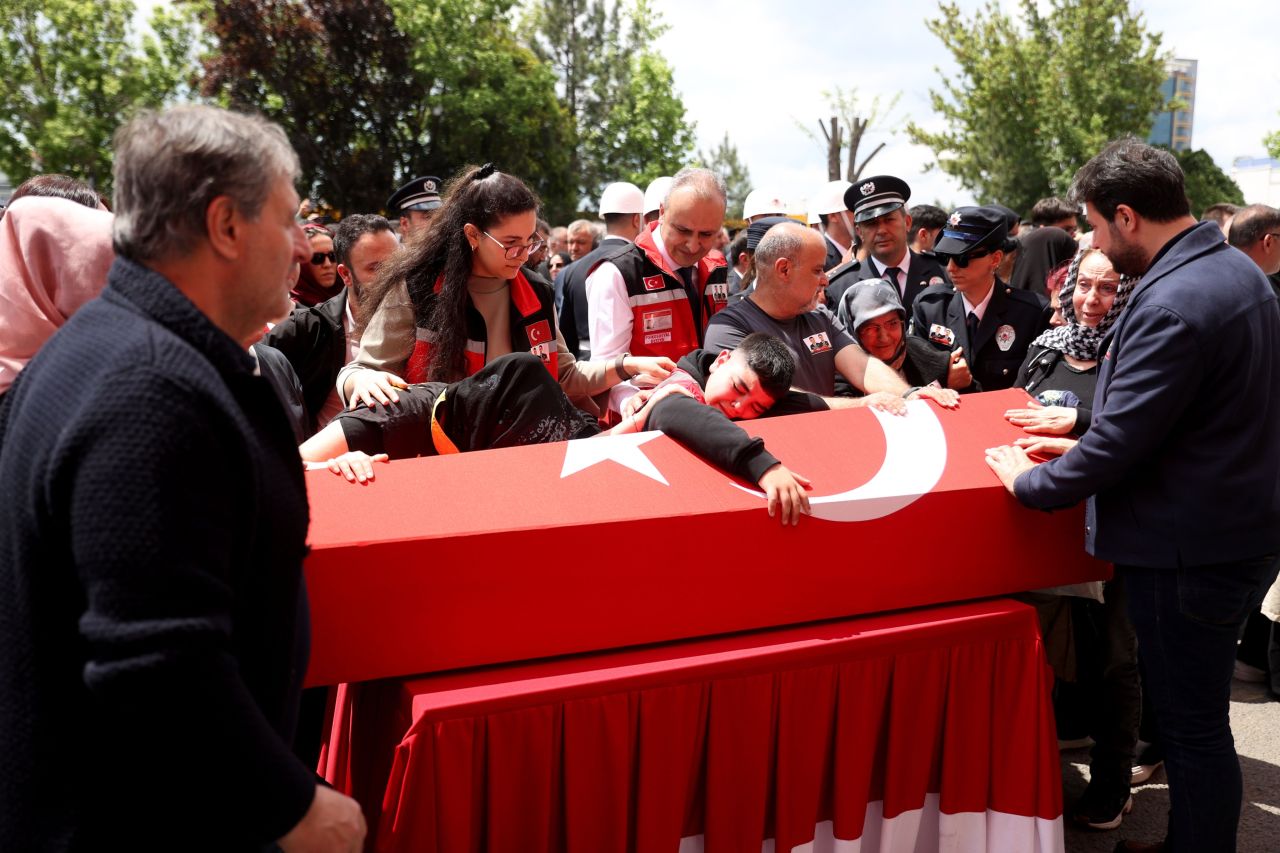 Türkiye şehitlerine ağlıyor... Şehit polisler son yolculuğuna uğurlanıyor! Cenazedeki o detay yürekleri burktu... 2