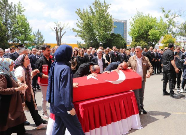 Türkiye şehitlerine ağlıyor... Şehit polisler son yolculuğuna uğurlanıyor! Cenazedeki o detay yürekleri burktu... 10