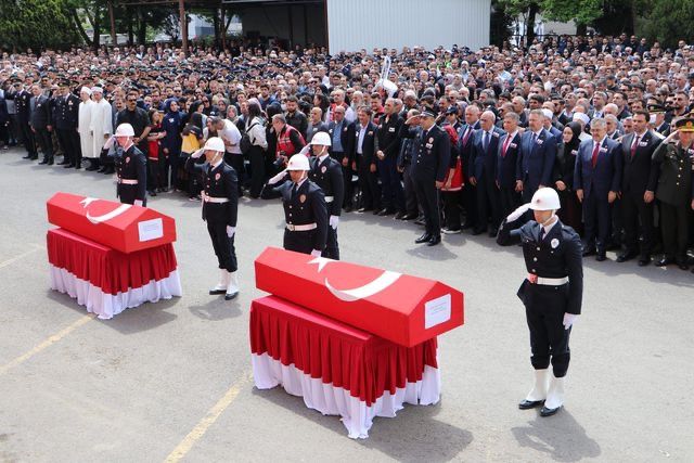 Türkiye şehitlerine ağlıyor... Şehit polisler son yolculuğuna uğurlanıyor! Cenazedeki o detay yürekleri burktu... 9