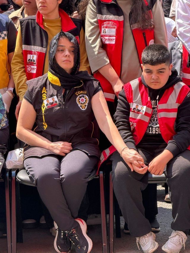 Türkiye şehitlerine ağlıyor... Şehit polisler son yolculuğuna uğurlanıyor! Cenazedeki o detay yürekleri burktu... 8