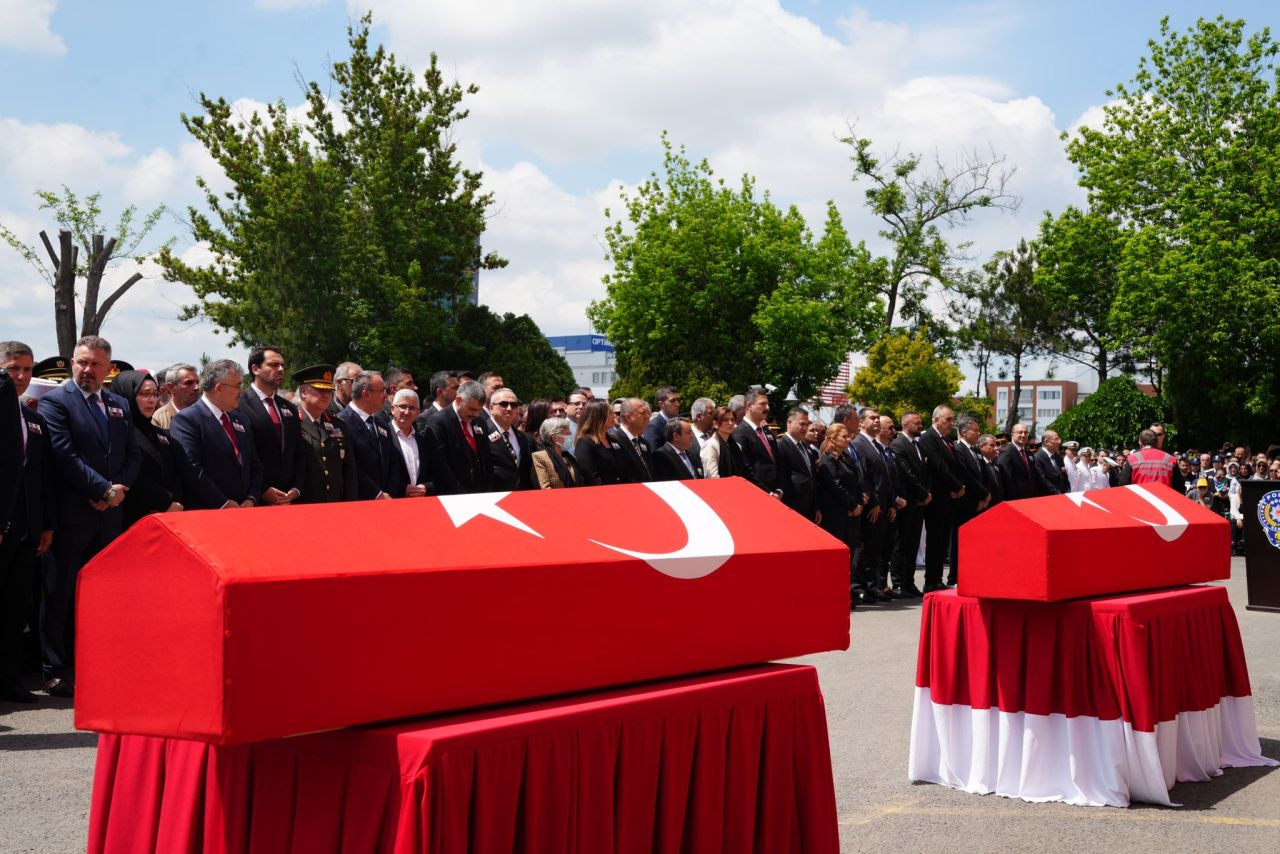 Türkiye şehitlerine ağlıyor... Şehit polisler son yolculuğuna uğurlanıyor! Cenazedeki o detay yürekleri burktu... 6