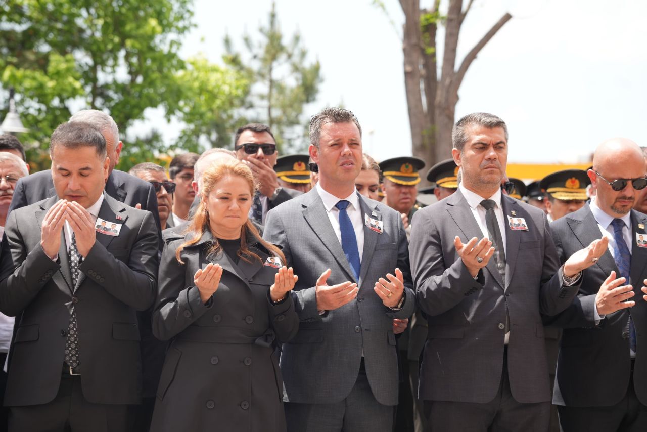 Türkiye şehitlerine ağlıyor... Şehit polisler son yolculuğuna uğurlanıyor! Cenazedeki o detay yürekleri burktu... 5