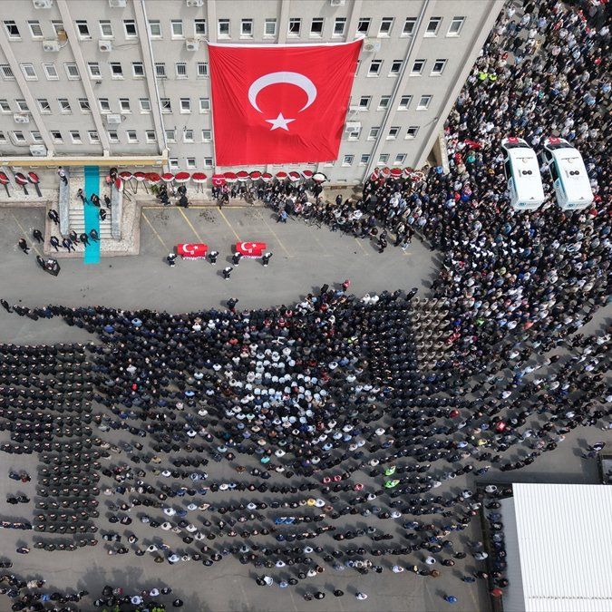 Türkiye şehitlerine ağlıyor... Şehit polisler son yolculuğuna uğurlanıyor! Cenazedeki o detay yürekleri burktu... 7