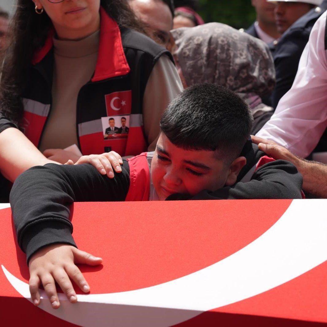 Türkiye şehitlerine ağlıyor... Şehit polisler son yolculuğuna uğurlanıyor! Cenazedeki o detay yürekleri burktu... 1