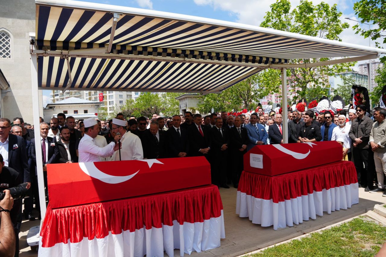 Türkiye şehitlerine ağlıyor... Şehit polisler son yolculuğuna uğurlanıyor! Cenazedeki o detay yürekleri burktu... 3