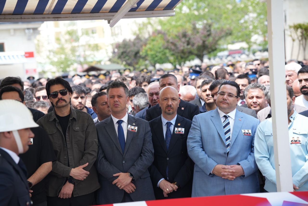 Türkiye şehitlerine ağlıyor... Şehit polisler son yolculuğuna uğurlanıyor! Cenazedeki o detay yürekleri burktu... 4