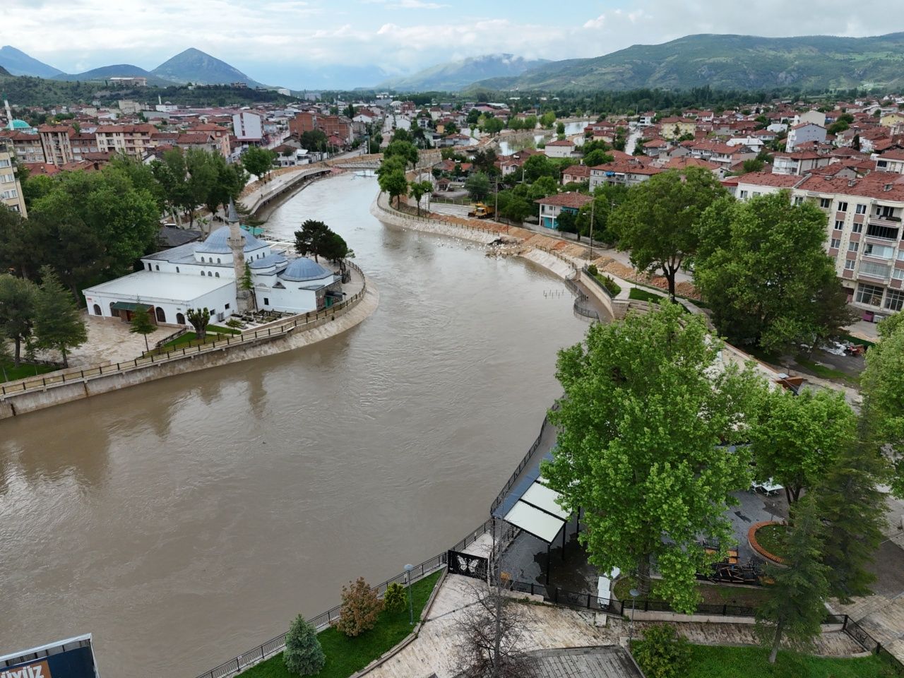 Tokat'ta alarm! Evleri şimdiden su bastı, mahalleli korku içinde bekliyor: Baraj taştığında ne olacak bilmiyoruz! 1