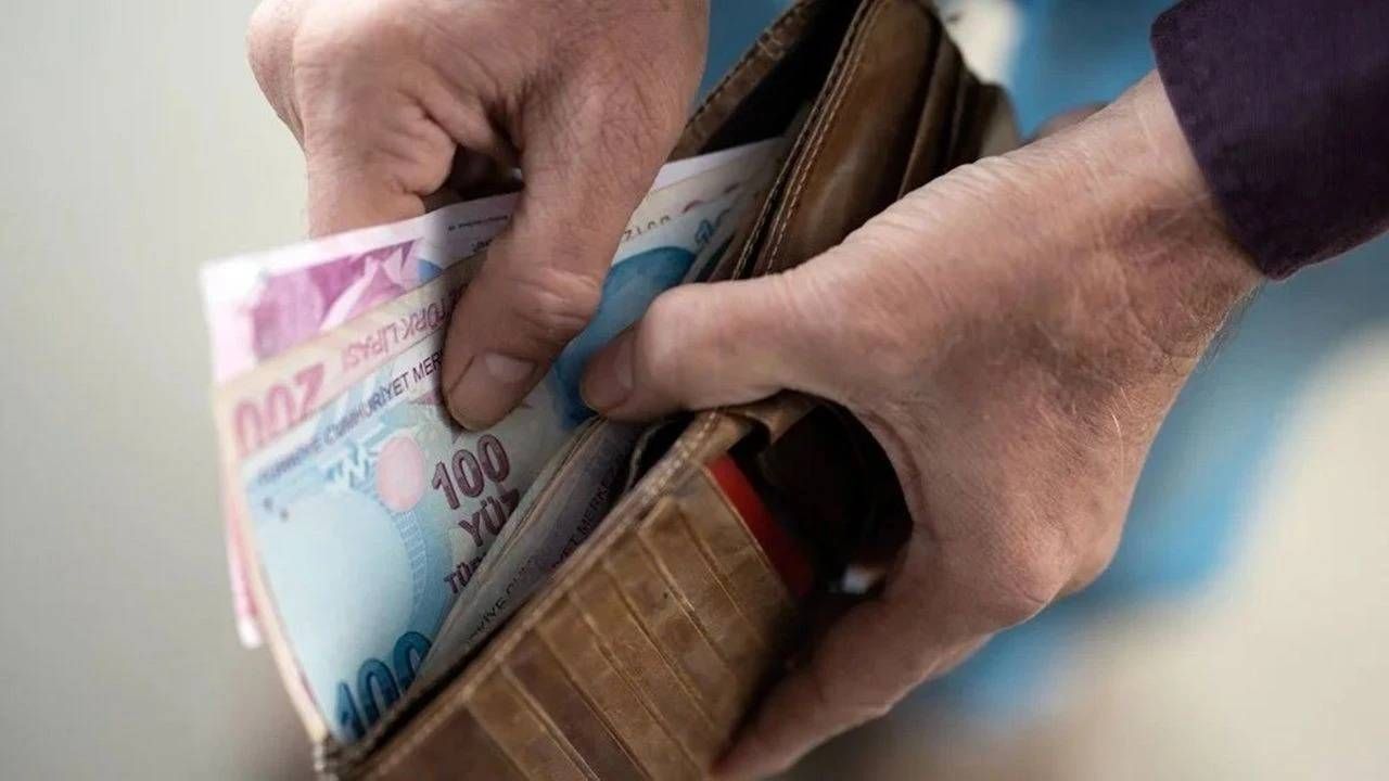 SGK Uzmanı Özgür Erdursun üstüne basa basa uyardı: O memurlar emekli maaşlarında büyük kayıp yaşayacak 3