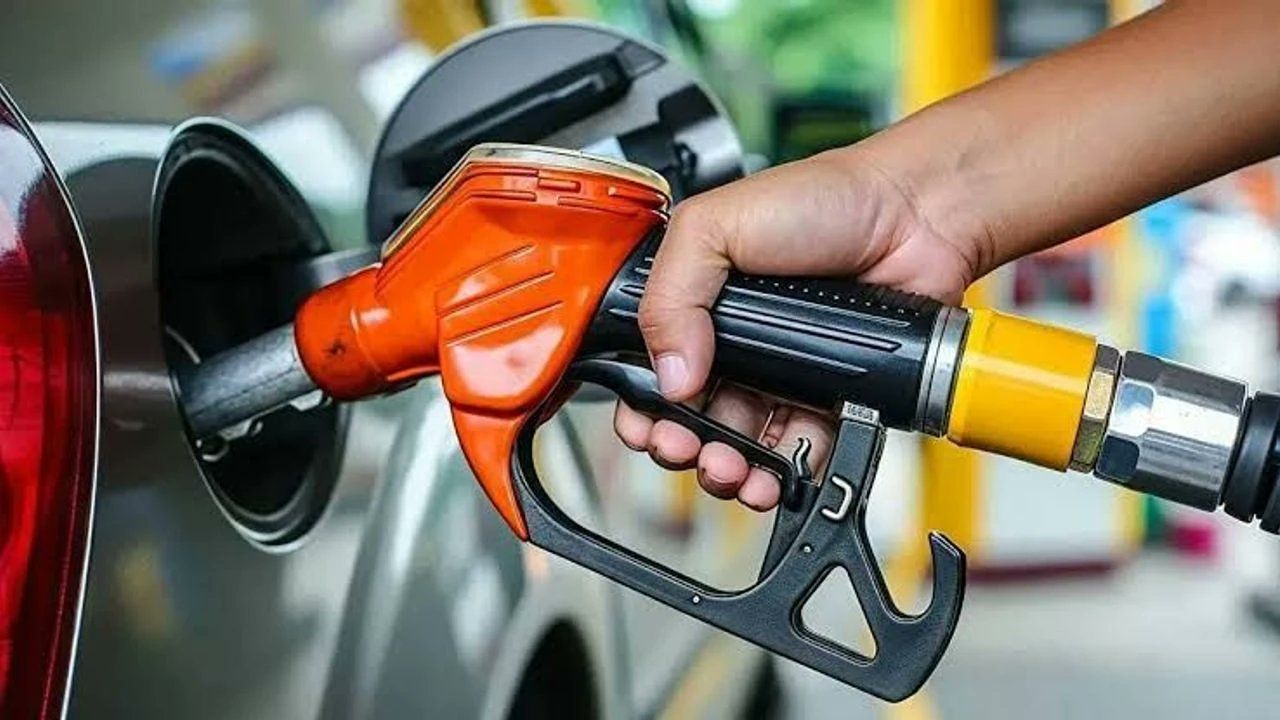 Araç sürücülerini üzecek haber! Motorine zam geliyor: 72 TL'yi aşacak... 4