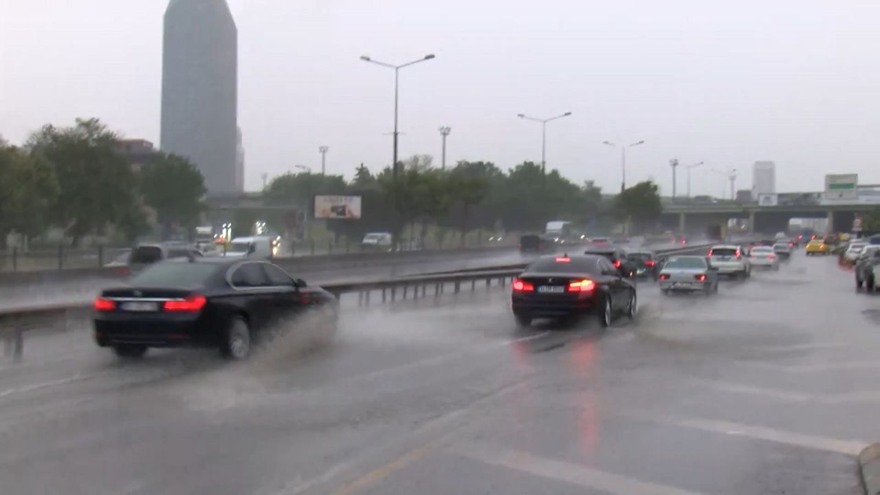 İstanbul bu akşama dikkat! Hem yağış hem UEFA Avrupa Ligi Finali trafiği kilitleyecek: Metro istasyonlarında gece tarifesine geçildi... 4