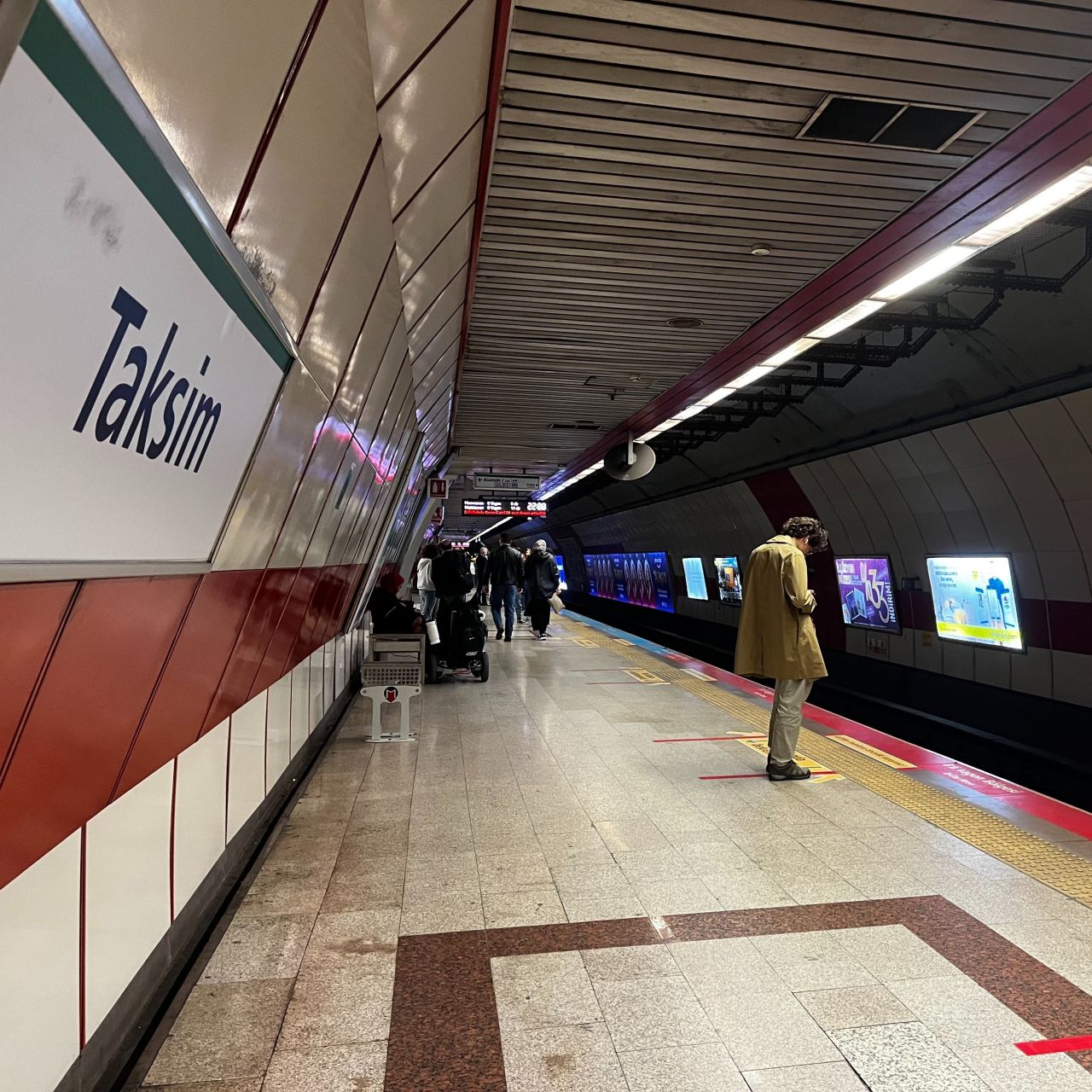 İstanbul bu akşama dikkat! Hem yağış hem UEFA Avrupa Ligi Finali trafiği kilitleyecek: Metro istasyonlarında gece tarifesine geçildi... 8