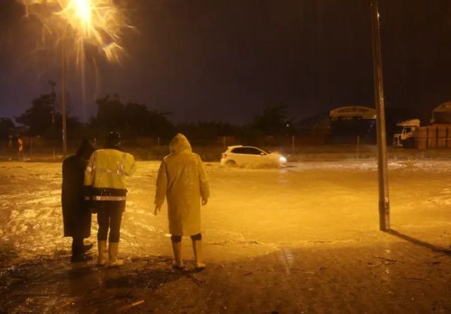 Hatay'da şiddetli sağanak dehşeti: Yollar göle döndü, köprüler çöktü! Heyelanın yıktığı evden acı haber geldi 2