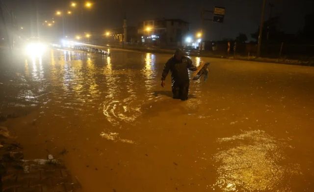 Hatay'da şiddetli sağanak dehşeti: Yollar göle döndü, köprüler çöktü! Heyelanın yıktığı evden acı haber geldi 4