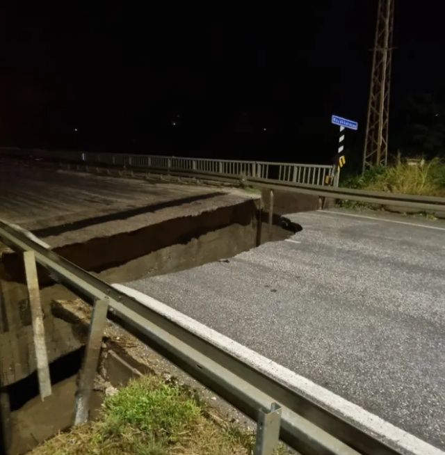 Hatay'da şiddetli sağanak dehşeti: Yollar göle döndü, köprüler çöktü! Heyelanın yıktığı evden acı haber geldi 3