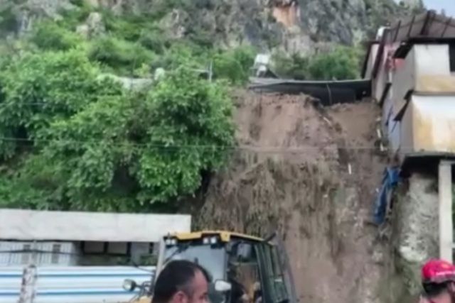 Hatay'da şiddetli sağanak dehşeti: Yollar göle döndü, köprüler çöktü! Heyelanın yıktığı evden acı haber geldi 5