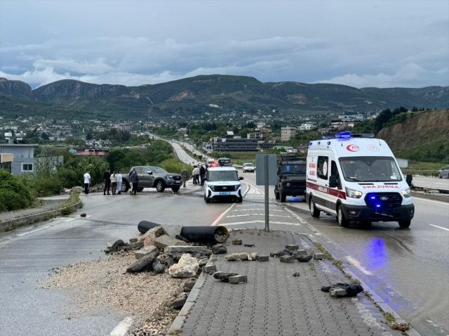 Hatay'da sel felaketi: Asi Nehri taştı, heyelan ve çökmelerde can kaybı 2'ye yükseldi! "Uyarıların çok üzerinde bir yağış aldık" 6
