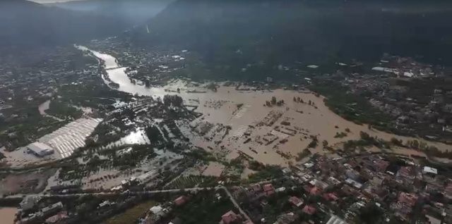 Hatay'da sel felaketi: Asi Nehri taştı, heyelan ve çökmelerde can kaybı 2'ye yükseldi! "Uyarıların çok üzerinde bir yağış aldık" 9