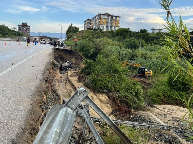 Hatay'da sel felaketi: Asi Nehri taştı, heyelan ve çökmelerde can kaybı 2'ye yükseldi! "Uyarıların çok üzerinde bir yağış aldık" 2