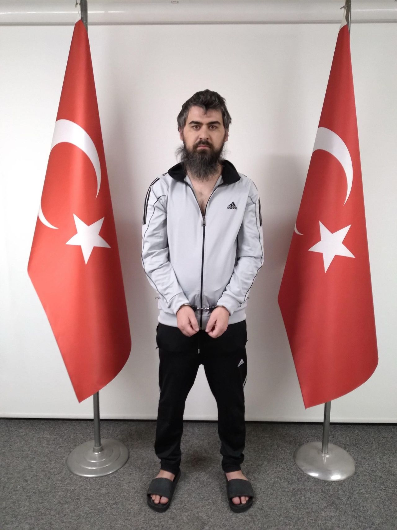 Kırmızı bültenli 10 DEAŞ'lı paketlendi! MİT'ten Suriye'de DEAŞ operasyonu: Ankara Garı katliamı faillerinin suç ortağı yakalandı! 8