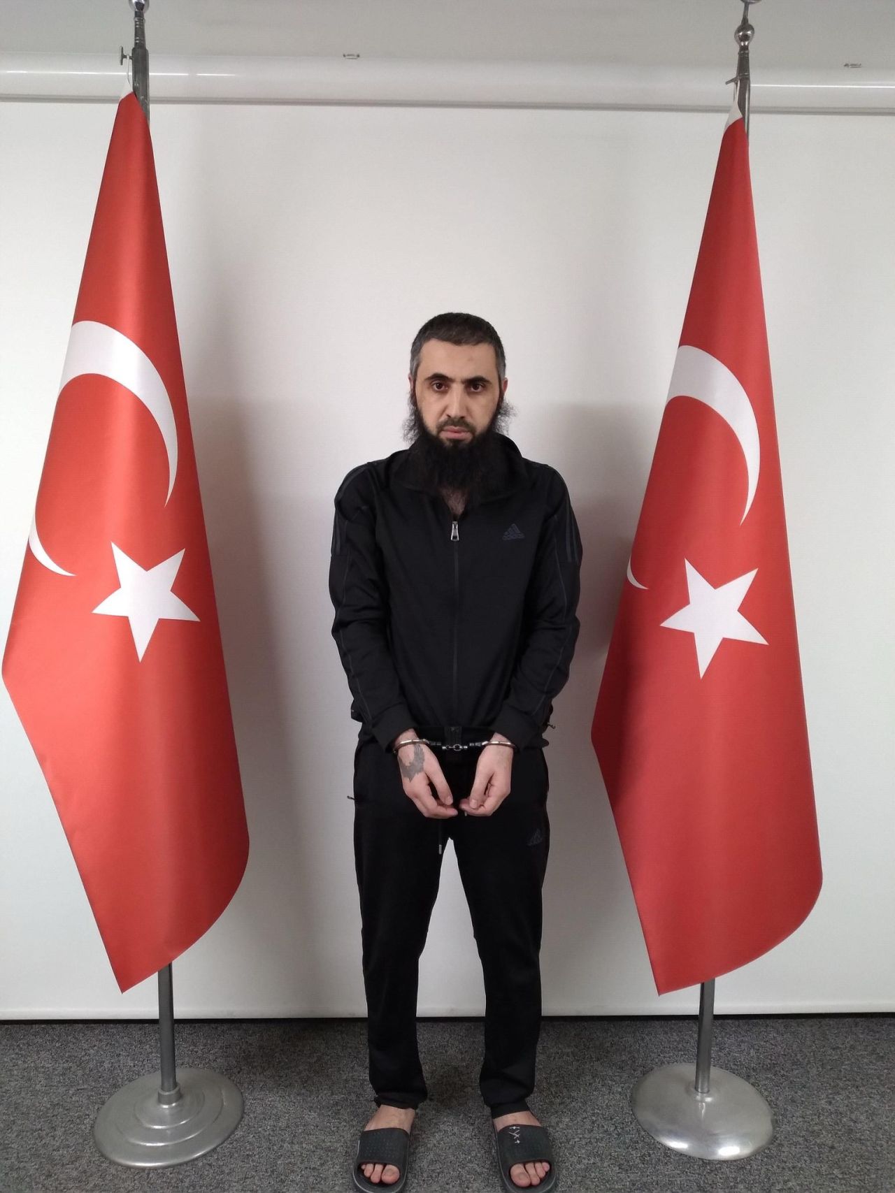 Kırmızı bültenli 10 DEAŞ'lı paketlendi! MİT'ten Suriye'de DEAŞ operasyonu: Ankara Garı katliamı faillerinin suç ortağı yakalandı! 7