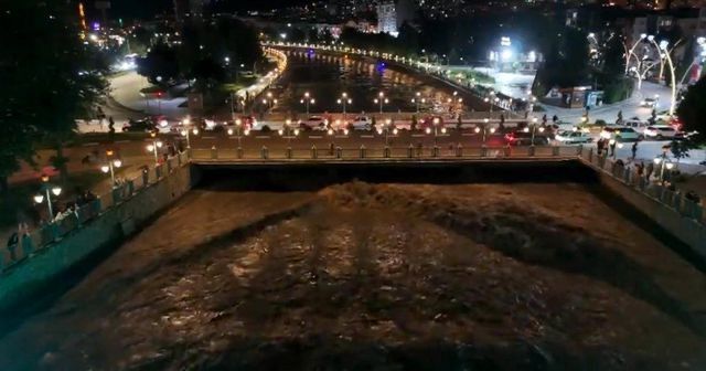 Yeşilırmak yıllar sonra ilk kez bu kadar yükseldi! Tehlikeye rağmen Tokatlılar köprüye akın etti 4