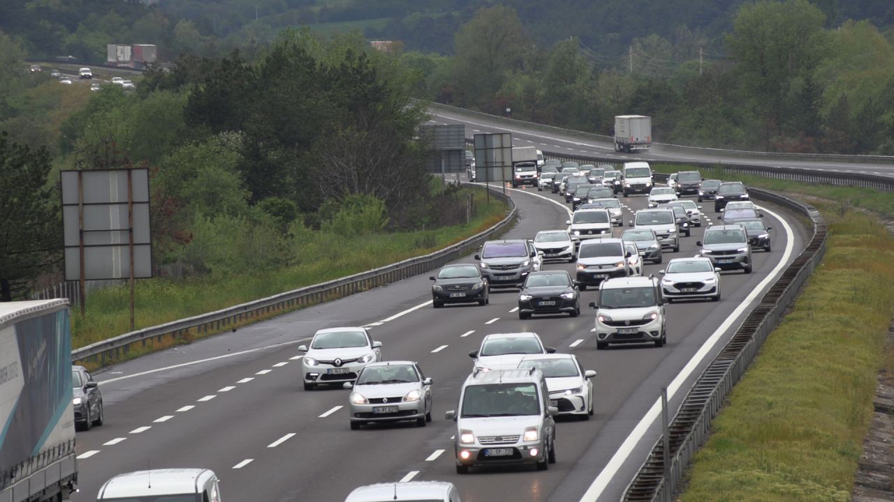 Bayram tatilinin ikinci gününde Anadolu Otoyolu'nun Bolu geçişinde bayram trafiği 1