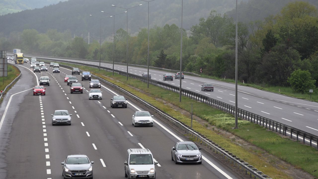 Bayram tatilinin ikinci gününde Anadolu Otoyolu'nun Bolu geçişinde bayram trafiği 4