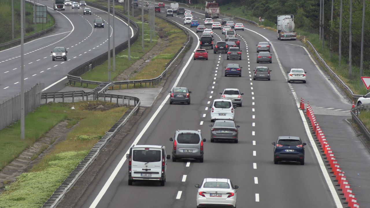 Bayram tatilinin ikinci gününde Anadolu Otoyolu'nun Bolu geçişinde bayram trafiği 3