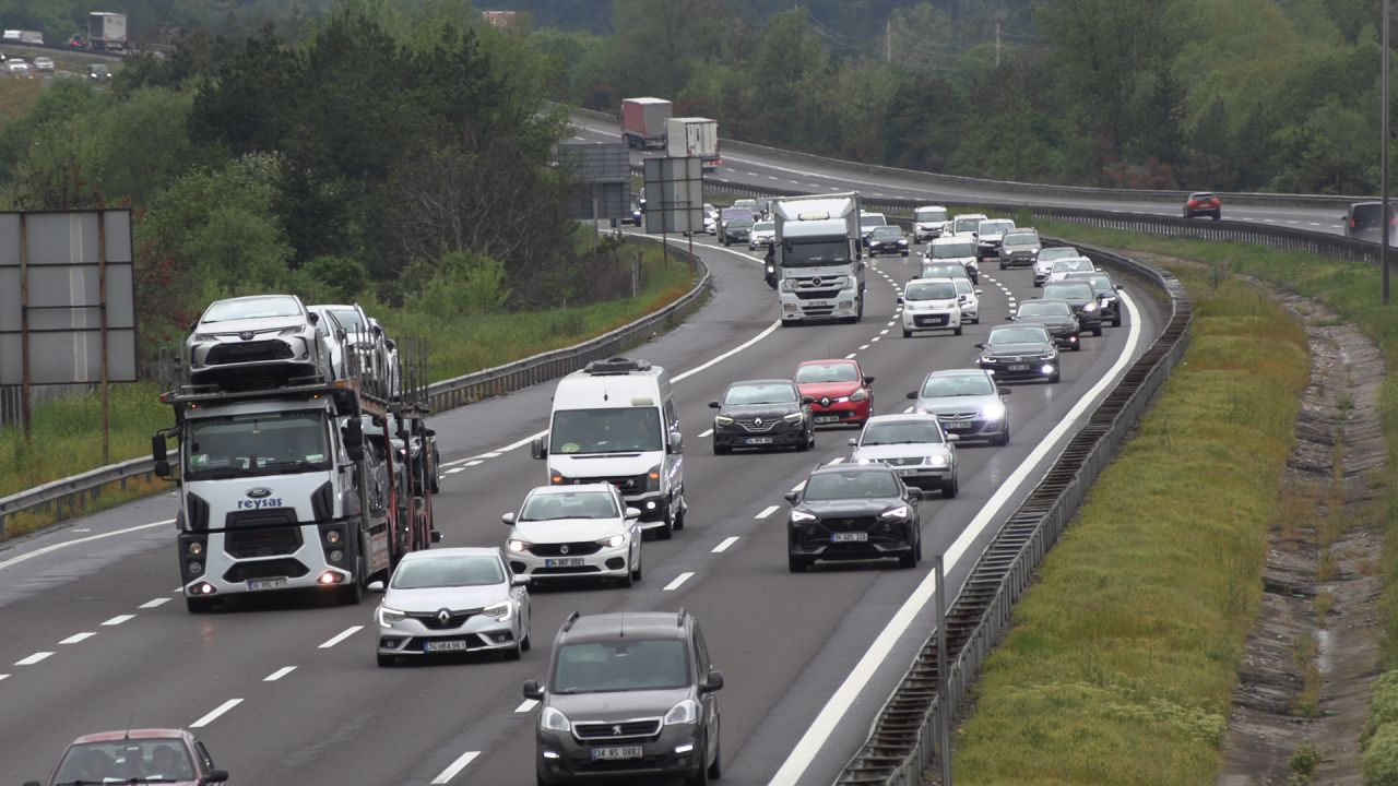Bayram tatilinin ikinci gününde Anadolu Otoyolu'nun Bolu geçişinde bayram trafiği 5