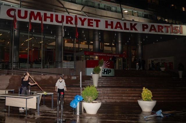 CHP'de tarihi utanç gecesi... Kemal Kılıçdaroğlu'ndan CHP Genel Merkezi'ndeki olaylara ilk tepki: Sonuna kadar uzlaşma aradık ama karşılıksız bırakıldı! 3