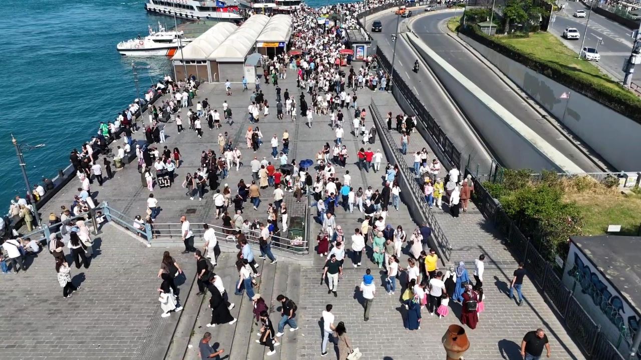 Eminönü'nde bayram kalabalığı! İskelede adım atacak yer kalmadı 5