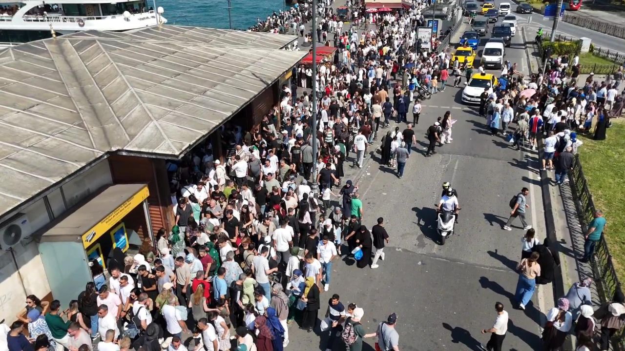 Eminönü'nde bayram kalabalığı! İskelede adım atacak yer kalmadı 3