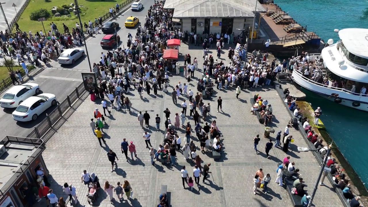 Eminönü'nde bayram kalabalığı! İskelede adım atacak yer kalmadı 2