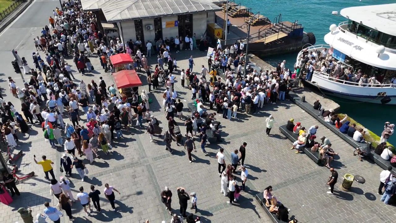 Eminönü'nde bayram kalabalığı! İskelede adım atacak yer kalmadı 4
