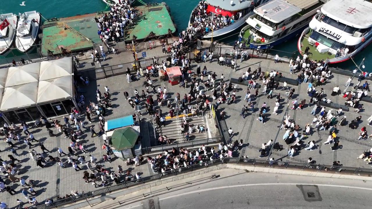 Eminönü'nde bayram kalabalığı! İskelede adım atacak yer kalmadı 1