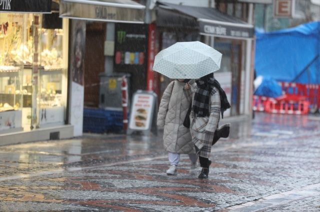 Bayram tatilcilerine kötü haber: Meteoroloji'den 76 il için gök gürültülü sağanak uyarısı! Sıcaklıklar 7 derece birden düşecek, planlar iptal olabilir 1
