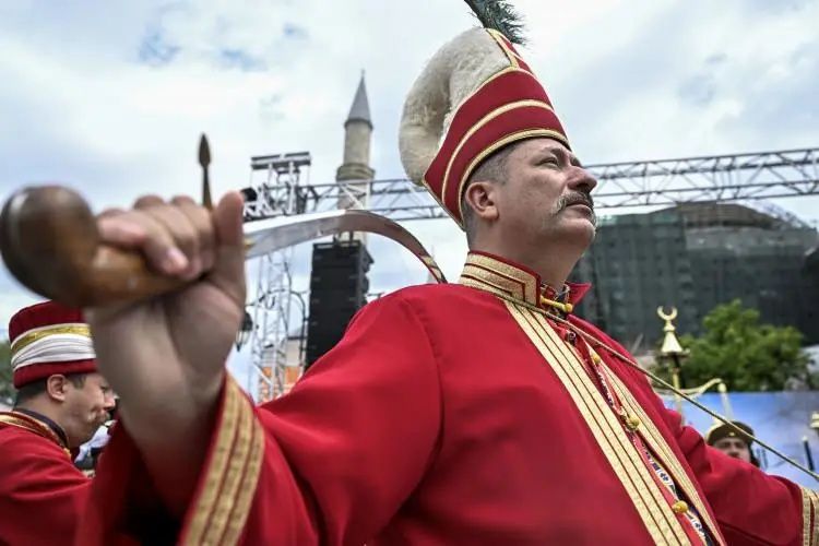 Mehteran çaldı, İstanbul inledi: Fethin 573. yılında çifte bayram coşkusu! Erdoğan Cuma namazını Ayasofya'da kıldı... 13