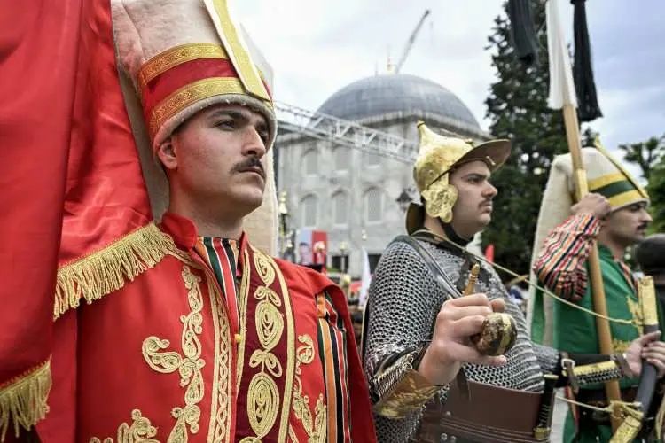 Mehteran çaldı, İstanbul inledi: Fethin 573. yılında çifte bayram coşkusu! Erdoğan Cuma namazını Ayasofya'da kıldı... 5